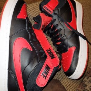 Nike Boys Size 7 mids